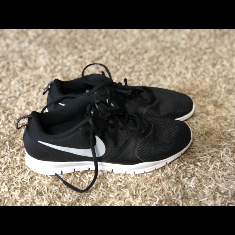 Women’s Nike tennis shoes